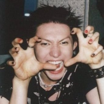 cuntyng's profile picture. @stobotnk's vampiretron1270 - he/they