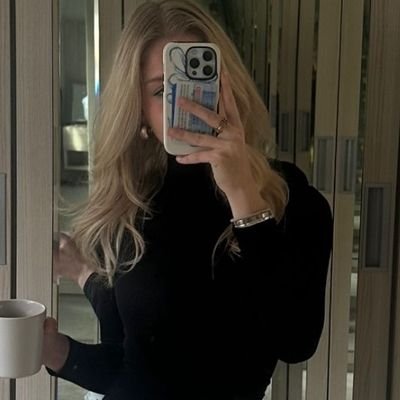 Ryyynsl's profile picture. Son 2yil ömrümden 20 yil aldı :(

Yarım kalmış bir Renktir 💙