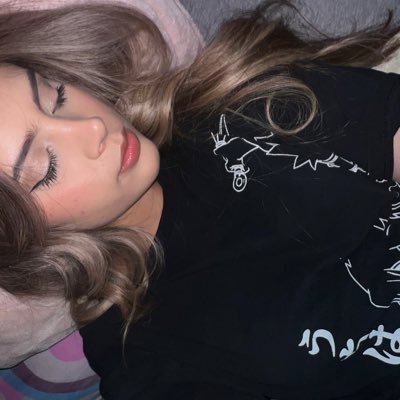 valeriaarriagaa's profile picture. tanned queen