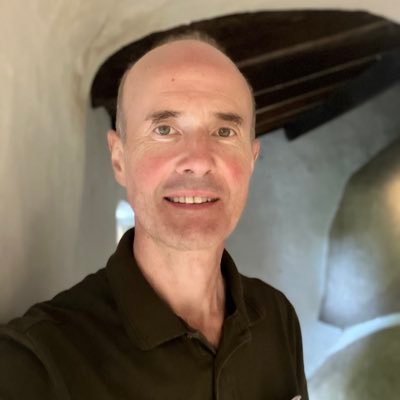 carlosmanuel_ms's profile picture. Não O conheço, não sou, não sei o que dizes… Pó, vaidade e medo. Resumindo, não sou de fiar.