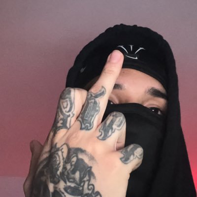 Frescoterabyte's profile picture. Entre el segundo y la eternidad, Mi voz es la grieta del tiempo. Soy el filo que atraviesa dimensiones.El vacío es mi maestro, El ahora es mi única Misión