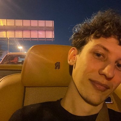 mobookpro's profile picture. Hacker turned Software Founder 👨‍💻 Bootstrapped Mailscale to $1M+ ARR in under a year. Next stop $100M exit.