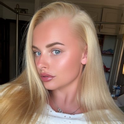 A golden goddess with a taste for luxury and loyalty 👸🏼 age verified 26🫶🏽 18+, £20 tribute. Throne/revolut