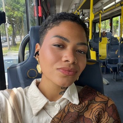 yaoundethiva's profile picture. eta eta eta cheiro de (cozinheira, escritor e bibliotecário. autista, tdah trans preto e bissexual pqp) buceta. amo samba
