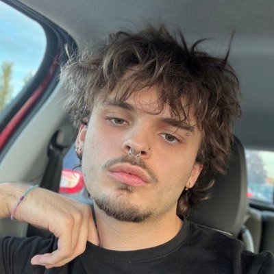 mathsicu's profile picture. SOMBRA ONLINE dreamcore ☁️🔫