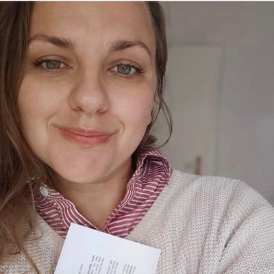 vchitelka_uk's profile picture. Та сама вчителька, яка займається йогою, вирощує на балконі кущі лаванди та має двох котів.