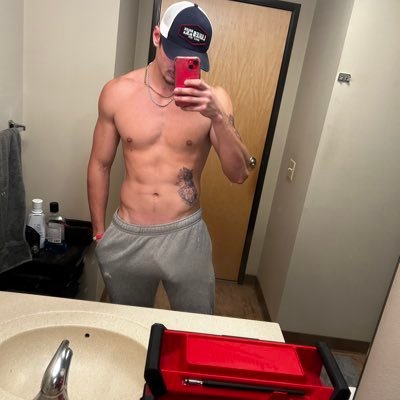 Dustinholloways's profile picture. Get in while it's FREE Limited-time access to all my content 🌶️ https://t.co/DDEFx8GmU3