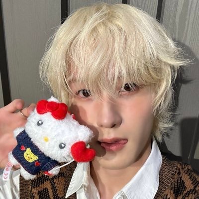 shotaduh's profile picture. let‘s normalize being unaesthetic pls