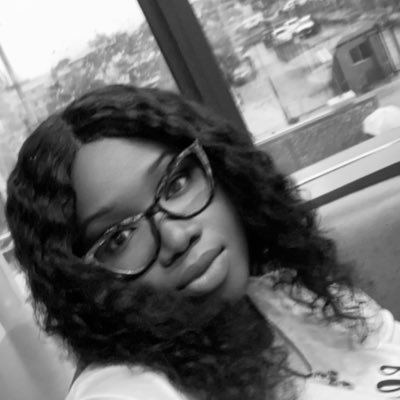 thenickifey's profile picture. 🇳🇬 | child of God | marketing & comms girlie | 4-eyed pop culture junkie 🎧🎬 | aut optimum aut nihil | here for a good time🍷