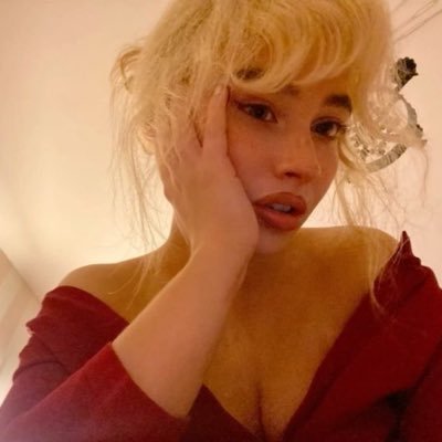 nandatristonha's profile picture. arte, moda e coração partido #studytwt #collegetwt