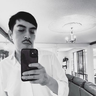 Yoni_Cash84's profile picture. Amo esas canciones tristes y bellas, de esas que te hará aun mas tristes.
