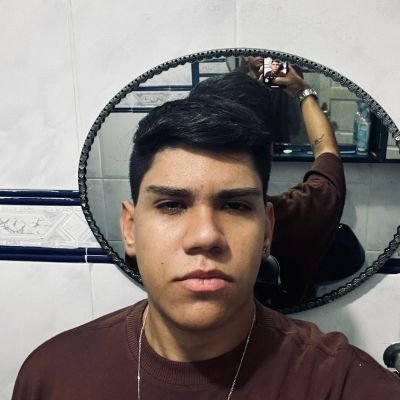 _Debreix's profile picture. Engraçadinho, romântico e carinhoso, porém, de beleza duvidosa