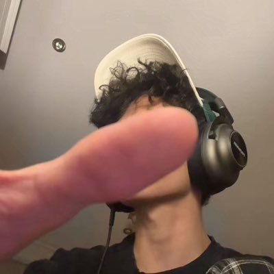 عمري 21 سالب وعندي مكان                                        لايجي الا الصامل بصوره وعمره ( اكبر من ٢٥ - دب - اسمر  لاتجون )