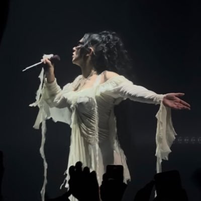 switchurfaith's profile picture. #1 detonate lover | 22 | seen charli x3 (kinda)