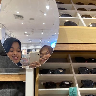 ofmyl1fe's profile picture. nyatanya dunia tidak seindah
