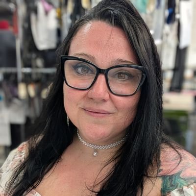 QueenJuju06's profile picture. Passe mes journées à parler de bobettes pour hommes, 2 humains et deux chats m'appellent maman, du rouge jamais du blanc, vaut mieux rire que pleurer ❤️