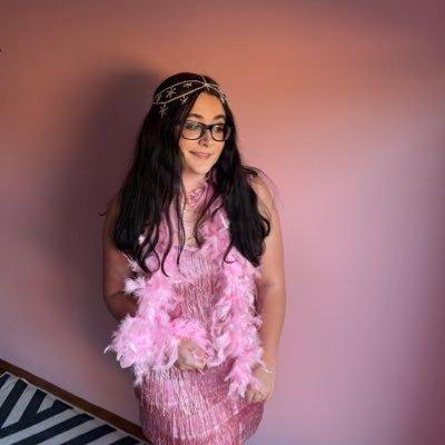 madwomankails's profile picture. OG Swiftie | 28 | folklore stan | Detroit N1, London N7, Toronto N6 | TN x 5 | Team Sabrina x 1 | maisie peters x 1 | 🇨🇦