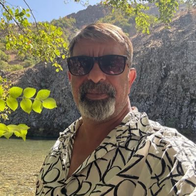 Hayat dedîğimiz bir kağıtla bir kalemin arasına sığışmış yazılmayan hikayelerdir..!!
