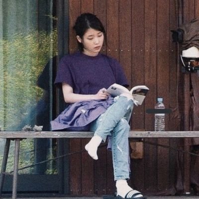 chrysantiumt's profile picture. a little attempt to get myself back to reading | books, comics, and any interesting reads