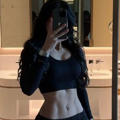 Jhenife57568594's profile picture. Living life like it’s golden 🥂🌟