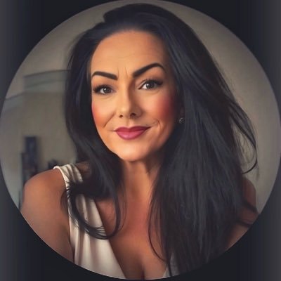 Ayesha_Robs's profile picture. Self-taught Artist👩‍🎨 Psychotherapist🦋