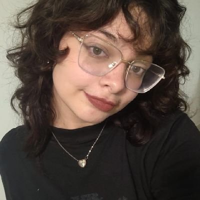 gtona__'s profile picture. Con los puños en alto deseando al final hacer la revolución con una canción de amor ✨