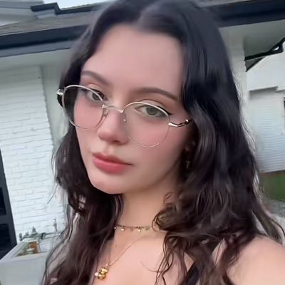 jennifer23490's profile picture. 