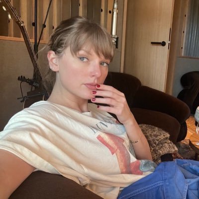 holdmeniallxs's profile picture. #DANTE : swimming and you, ari. those are the things i love the most. || TS version❤️‍🔥 fanaccount || she¡they |bi| |22!|