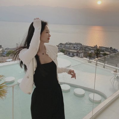 Nicole87us's profile picture. Enjoying life’s little moments, solo style 🌼