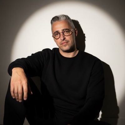 Socialmente muito coiso. Vanguardista do presente na arte consumista.