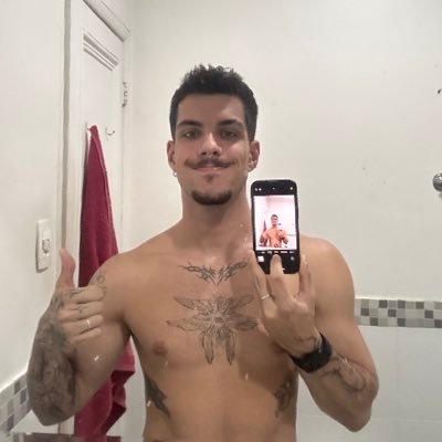 enquanto muitos dormem só os loucos ficam até as madrugadas atráz de morangos