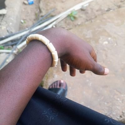 _emmy_lowkey's profile picture. we keep hoping for a better day 
🙏🤲