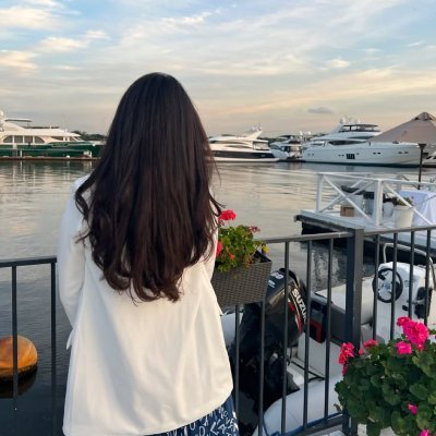 Ella14sdfElla's profile picture. Sunflower soul with moonlit dreams😍🥰