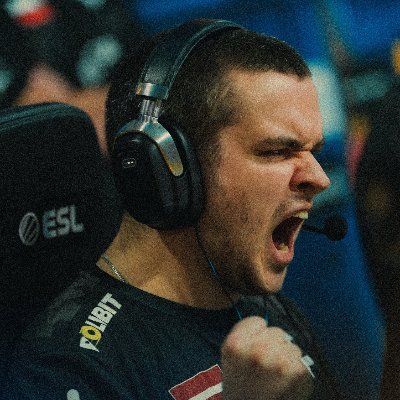 moshiics's profile picture. delusional broky fan | broke cs skin enthusiast | kato 15 enjoyer | 21 | #FaZeUp