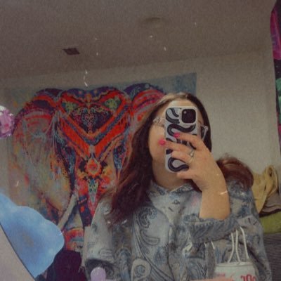 newmoonboofin's profile picture. wifey. wonkaholic. enjoys pizza + collecting rocks. xxx