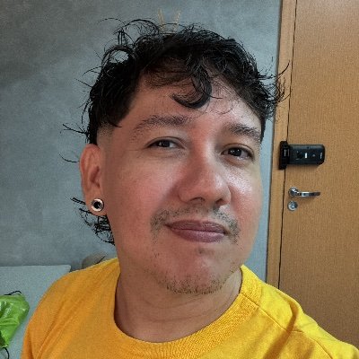 caiocrux's profile picture. moreno dos olhos amendoados e cabelos encaracolados