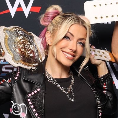 CraftyWeekend's profile picture. Omar | Firefly Forever | Alexa Bliss Enthusiast | Sandwich Expert | XO | Radically Optimistic