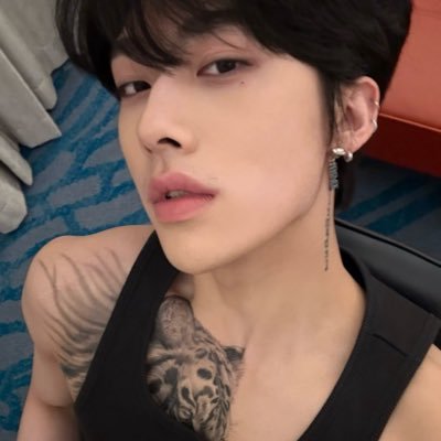 notriyangi's profile picture. it’s the world moving fast fast, not the kitten moving slow slow