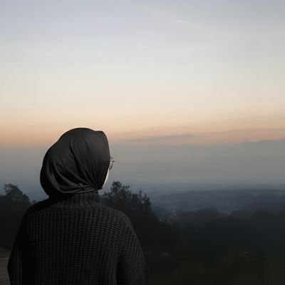 kmonitahasanah's profile picture. QS. Al-Isrã 17:23