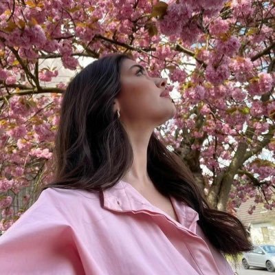Amol77111's profile picture. يليقُ بكِ، وردٌ مُكلَل ويليقُ بكِ فرحٌ طويل🌸