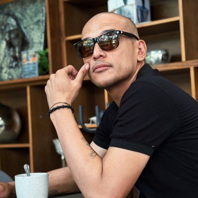 Actor 🎭 Cantante 🎙️Wedding Planner 💍Sonero 🇨🇺 Chamán y Tarotista 🧙🏼‍♂️Si debo definirme en tres palabras : AMOROSO A MADRES