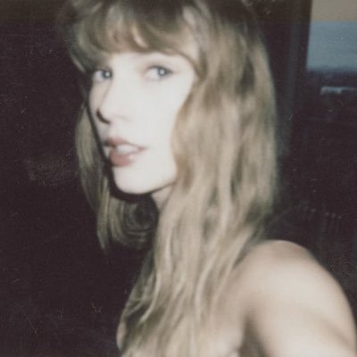 folkloreglinda's profile picture. all's fair in love and poetry.