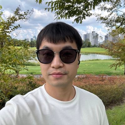 moccccacc's profile picture. 투자중인 직장인/테슬라