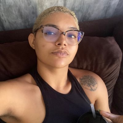 uma pisciana que vive no mundo da lua tentando entender como essa sociedade medíocre funciona 💆🏾‍♀️