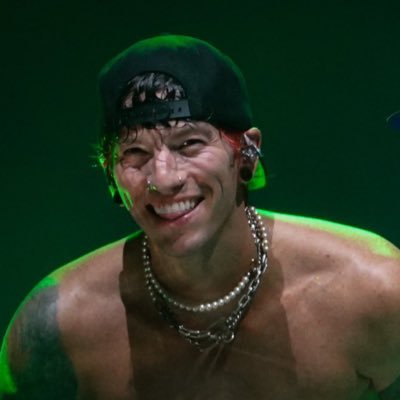 Ifoundmyv1sa's profile picture. 🪲Can you save my heavy dirty soul? | Clancy is dead ♱ | 📍Frank Iero’s left shoe | 15- DNI.