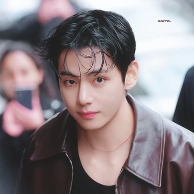 Shining_V12302's profile picture. BTS fan account
본계(@Shining_V1230)
2021.12.09
뷔에게 입덕💜 뷔 인스타 보다가 감성에 끌렸음🥰
사담 많음😁 3n살 INFP💜악개 멤까 알페스 싫어요💢 비계는 차단🙅‍♀️ 
헤더 출처 @JaneJ89196851