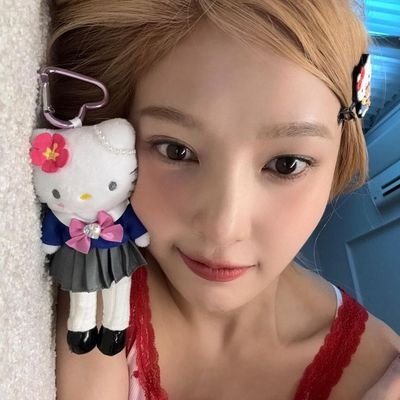 adorejeonglix's profile picture. ⠀   🍎 ⠀ abogado defensor del kerejean y el omegaverse, cobro la sesión.