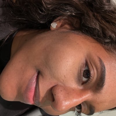 heaveniele's profile picture. conversar comigo é igual tentar acompanhar a carreira do Kanye West