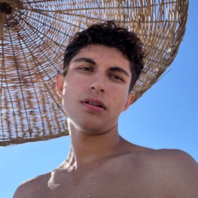 rightsonlit's profile picture. sweet tea in the summer