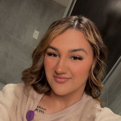 AllieMedina19's profile picture. 25✨